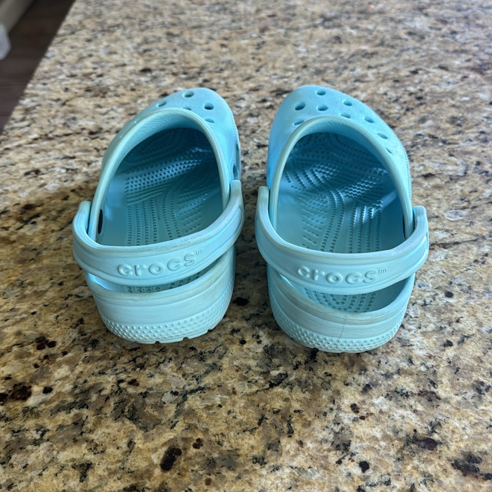 Girls blue crocs size J5 - Picture 2 of 4